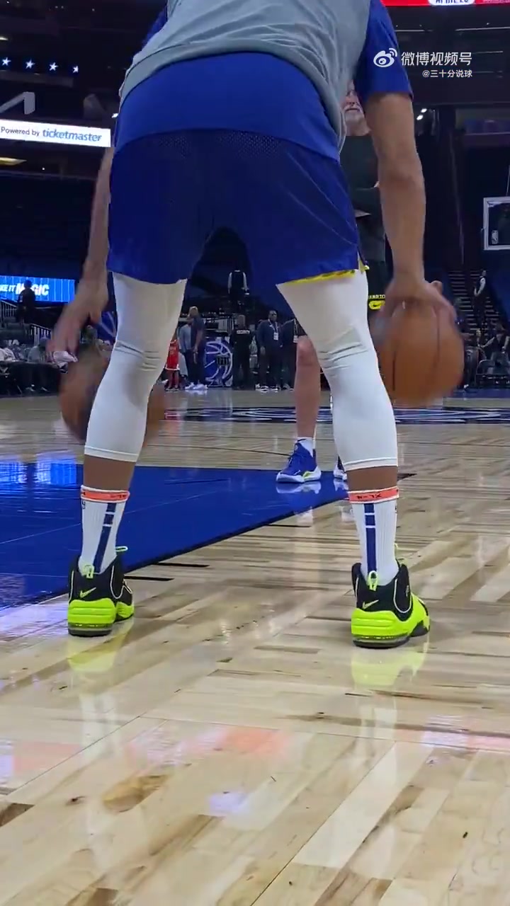 换球鞋换上瘾了库里赛前训练换上了耐克的便士2代