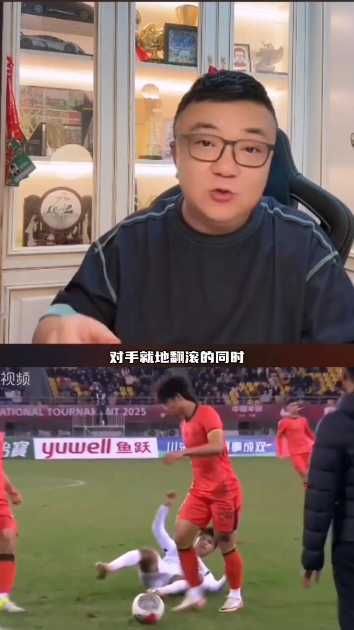 董路汪士钦红牌和C罗肘击没什么区别就是一下上头了